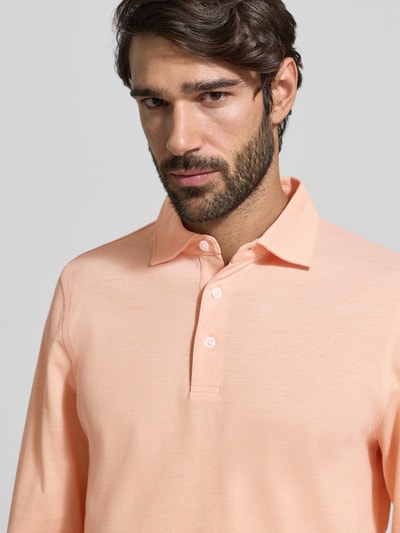 Männermodel trägt Regular Fit Poloshirt mit Knopfleiste van MAERZ Muenchen in perzik, katoen, polokraag, longsleeve, Nahaufnahme Oberkörper.