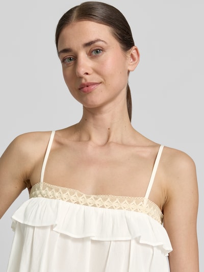 Frauenmodel trägt Blusentop mit Spaghettiträgern Modell 'TISANE' von Drykorn aus Baumwoll-Viskose-Mix, Cropped, Nahaufnahme Oberkörper.