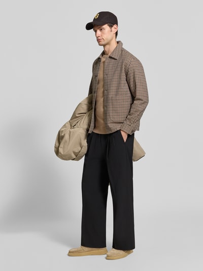 Mannelijk model draagt zwarte Stoffhose met Bügelfalte Modell 'LEEK' van DRYKORN, wide fit, materiaal-mix, voorkant geheel zicht.