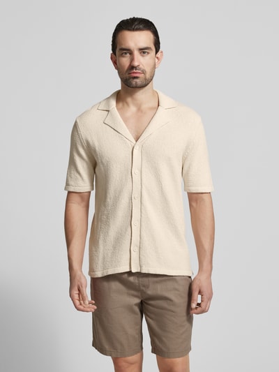 Männermodel trägt Regular Fit vrijetijdsoverhemd met reverskraag van Profuomo uit katoenmix, knoopsluiting, schouderbreedte 53 cm, mouwlengte 29 cm, ruglengte 71 cm, heren, effen beige, gestructureerde stof, voorkant volledig in beeld, Ganzkörperansicht van voren.