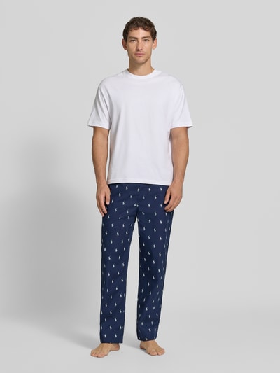Männermodel trägt Regular Fit Pyjama-Hose aus reiner Baumwolle von Polo Ralph Lauren, dunkelblau mit Muster, Herren Pyjama von Polo Ralph Lauren Underwear, Ganzkörperansicht von vorne.
