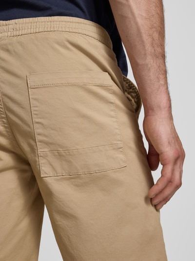 Männermodel trägt Regular Fit Shorts mit elastischem Bund Modell 'MARCO' von Blend aus Baumwoll-Elasthan-Mix, Detailaufnahme Rückansicht. Herren Shorts, Bundweite bei Größe M 39 cm, Innenbeinlänge 27 cm.