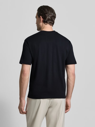 Männermodel trägt Regular Fit T-Shirt aus reiner Baumwolle von MCNEAL, zwart, ronde hals, korte mouwen, ruglengte maat M 66 cm, Ganzkörperansicht Rückansicht