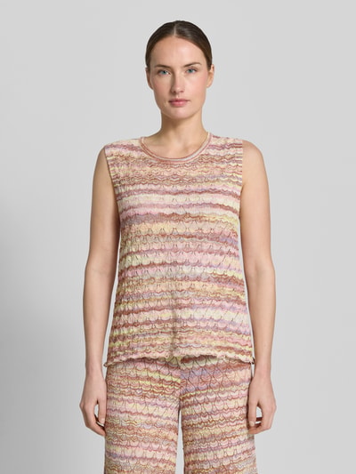 Frauenmodel trägt Stricktop aus Viskose-Mix mit Rundhalsausschnitt von Christian Berg Woman, farbiges Strukturmuster, Ganzkörperansicht von vorne.