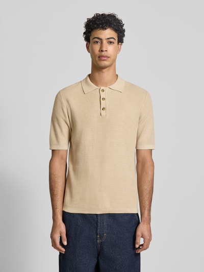 Männermodel trägt Regular Fit Poloshirt aus reiner Baumwolle Modell 'ERIC' von Only & Sons, Optik: Unifarben, Struktur, Polokragen, Kurzarm, Strick, Ganzkörperansicht von vorne.