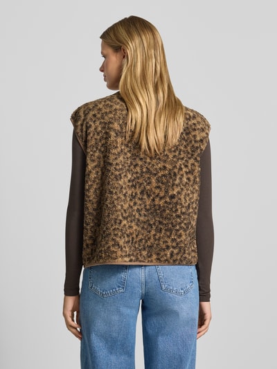 Modelka nosi kamizelkę Regular Fit Weste mit seitlichen Eingrifftaschen model 'KATTY' od PIECES, brązowy wzór, tekstura futrzysta, widok całej sylwetki od tyłu.