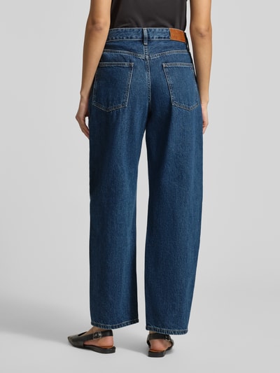 Frauenmodel trägt Barrel Fit Jeans aus reiner Baumwolle von Tommy Hilfiger in dunkelblauer Denim-Optik, 5-Pocket-Design, Ganzkörperansicht Rückansicht.