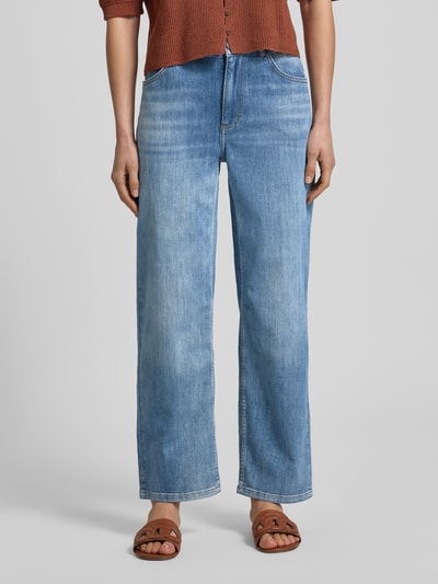 Frauenmodel trägt Jeans im Used-Look mit Eingrifftaschen von Lanius, Baumwoll-Mix mit Stretch-Anteil, Relaxed-Fit, Ganzkörperansicht von vorne.