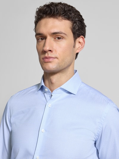 Męski model nosi Slim Fit Freizeithemd aus reiner Baumwolle od BOSS, jednokolorowy, popelina, kołnierzyk typu cutaway, na całej długości, wyhaftowane logo, bardzo długi rękaw, zaokrąglone wykończenie, mankiet zapinany na 2 guziki, popelina, bawełna; zbliżenie na górną część ciała.