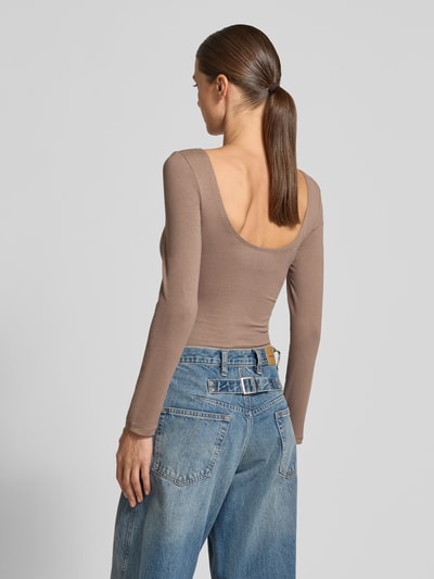 Frauenmodel trägt Body mit Logo Modell 'NEW CARRIE' von GUESS aus Baumwoll-Mix mit Modal-Anteil, körpernah, Braunton, Ganzkörperansicht Rückansicht.