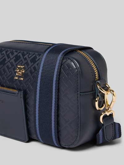 Tommy Hilfiger Kameratasche mit großflächiger Logo-Prägung Dunkelblau 3