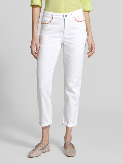 Frauenmodel trägt Relaxed Fit Jeans mit Stitchings von Marc Cain aus Baumwoll-Elasthan-Mix, weiße Farbe, Umschlag, Eingrifftaschen, Ganzkörperansicht von vorne.
