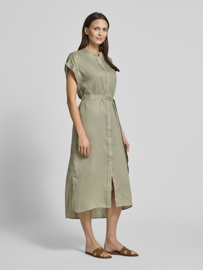 Frauenmodel trägt Hemdblusenkleid aus Leinen mit Bindegürtel Modell 'AMATISTA' von ECOALF, gerader Schnitt, Midikleid, Ganzkörperansicht von vorne.