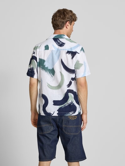 Männermodel trägt Regular Fit Freizeithemd aus Baumwoll-Leinen-Mix Modell 'CAIDEN' von Only & Sons, bunte Muster, Ganzkörperansicht Rückansicht, Herren Freizeithemd.