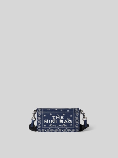 Produktfoto, Shoulder Bag aus echtem Rindsleder von Marc Jacobs in Dunkelblau mit Logo-Detail, Magnetverschluss, abnehmbarem Trageriemen, Hauptfach mit Überschlag, Maße ca. 21 cm Breite, 11 cm Länge, 6 cm Tiefe, fein strukturierte Leder-Textur