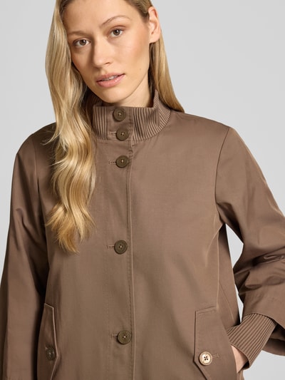 Frauenmodel trägt Regular Fit Jacke aus Baumwoll-Mix von s.Oliver BLACK LABEL, Optik: Unifarben, Stehkragen, Logo-Applikation aus Metall, Knopfleiste, Rückenpasse mit Kellerfalte, Langarm, gerippter Ärmelabschluss, lange Stormcuffs, Pattentaschen, Material: Baumwoll-Mix, Nahaufnahme Oberkörper.