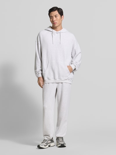 Männermodel trägt Sweatpants mit Eingrifftaschen Modell 'ATUBAY' von American Vintage, Baumwoll-Elasthan-Mix, Relaxed-Fit, Ganzkörperansicht von vorne.