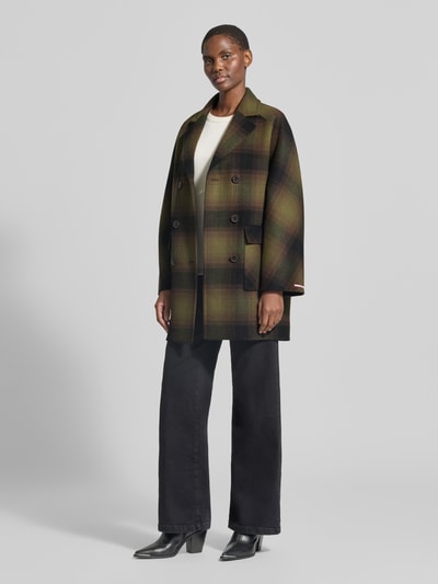 Vrouwenmodel draagt Regular fit lange wollen jas met all-over motief, reverskraag, dubbele knoopsluiting, klepzakken, logodetail van MAX&Co., Materiaal: zuivere wol, Webware, volledige lichaamsopname van voren.