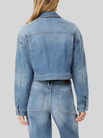 Frauenmodel trägt Relaxed Fit Jeansjacke aus Baumwoll-Mix - s.Oliver x Heidi Klum von s.Oliver RED LABEL in hellblauem Denim, Ganzkörperansicht Rückansicht.