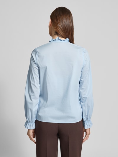 Vrouwenmodel draagt Regular Fit Bluse mit V-Ausschnitt van Zero in lichtblauw, katoenmix met stretch, ruches, ruglengte 61 cm, mouwen 64 cm, volledig zicht van achteren.