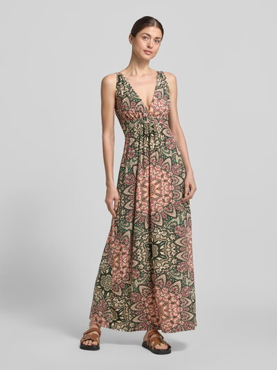 Frauenmodel trägt Regular Fit Maxikleid mit Allover-Paisley-Print Modell 'Slinky' von Apricot, Elastischer-Material-Mix, mehrfarbig, Ärmelloses-Design, V-Ausschnitt, Tailliert, Ganzkörperansicht von vorne.