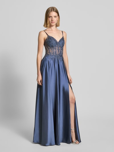 Frauenmodel trägt Corsagenkleid mit rückseitiger Schnürung von Luxuar in Blau, Satin, taillierter Schnitt, Ziersteinbesatz, Maxilänge, Stitchings, Ganzkörperansicht von vorne.