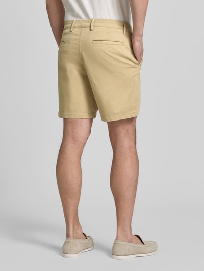 Männermodel trägt Shorts mit französischen Eingrifftaschen von GAP, Baumwoll-Mix mit Stretch-Anteil, Straight Fit, Ganzkörperansicht Rückansicht.