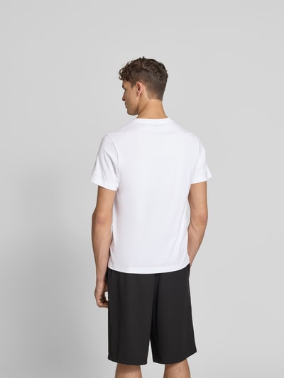 Männermodel trägt Regular Fit T-Shirt mit Logo-Detail von Moose Knuckles in Weiß, reine Baumwolle, Kurzarm, Rückenansicht, Ganzkörperansicht Rückansicht.
