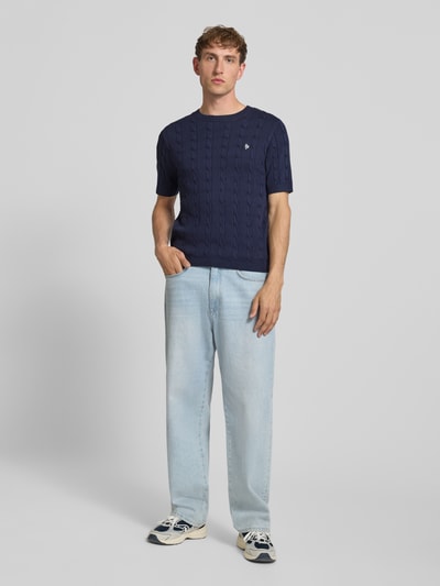 Männermodel trägt Slim Fit T-Shirt in Strick-Optik von REVIEW aus reiner Baumwolle in Dunkelblau, Rundhalsausschnitt, Ganzkörperansicht von vorne.