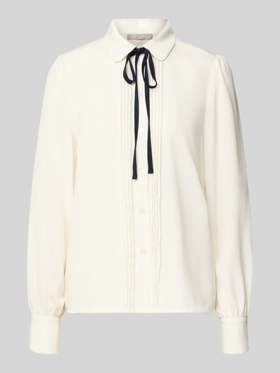 Produktfoto, Regular Fit Bluse mit Bubikragen von Christian Berg Woman Selection in Creme mit Falten, Schnürung und Knopfleiste.