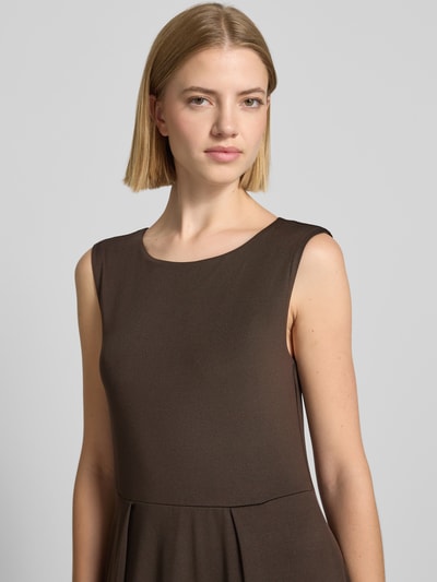 Vrouwenmodel draagt maxi-jurk met ronde hals van monari, Materiaalmix met stretch, a-lijn, effen design, Nahaufnahme Oberkörper.