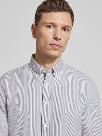 Männermodel trägt Regular Fit Freizeithemd aus reiner Baumwolle von Marc O'Polo mit feinem Streifenmuster und Logo-Stitching, Nahaufnahme Oberkörper.
