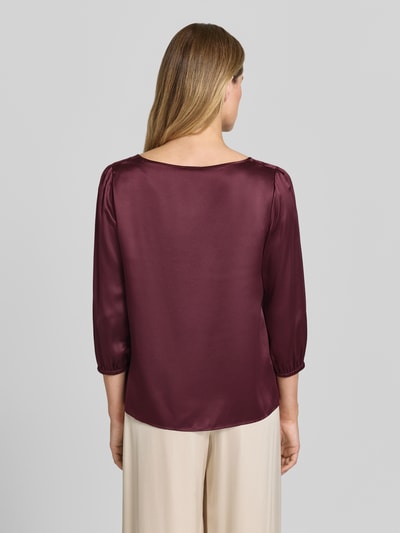 Vrouwenmodel draagt Blusenshirt aus Seide mit 3/4-Arm van Marc Cain in bordeaux, zuiver zijde, regular fit, ronde hals, ruglengte maat 36: 60 cm, mouwlengte maat 36: 49 cm. Ganzkörperansicht rugaanzicht.