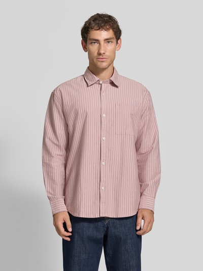 Männermodel trägt Relaxed Fit Freizeithemd aus reiner Baumwolle von Jake*s Studio Men, rot-weiß gestreift, Ganzkörperansicht von vorne.