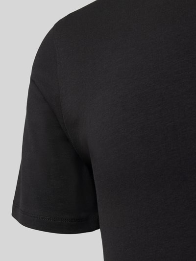 Produktfoto, T-Shirt mit Rundhalsausschnitt von MCNEAL in Schwarz aus Baumwoll-Elasthan-Mix, glatte Oberfläche, Slim Fit