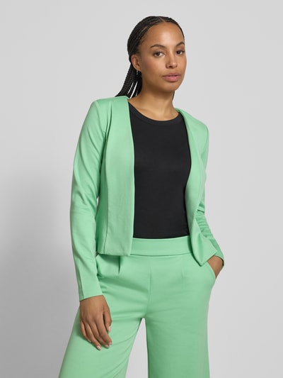 Frauenmodel trägt Slim Fit Blazer in offener Passform Modell 'KATE' von ICHI in Mintgrün, Material-Mix mit Viskose-Anteil, Nahaufnahme Oberkörper. Rückenlänge bei Größe S: 52 cm, Brustweite: 38 cm, Ärmellänge: 62 cm.