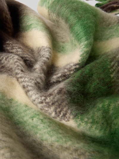Produktfoto, Schal mit Fransen Modell 'WIBKE' von b.young, gestrickt, rechteckig, grün-beige-braune Töne, weiche Textur, Detailaufnahme