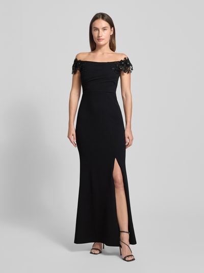 Vrouwenmodel draagt Abendkleid im Off-Shoulder-Look van Lipsy in zwart, taillering, split, elastische mix, vooraanzicht hele lichaam.