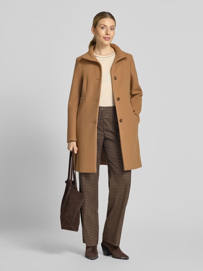 Frauenmodel trägt Mantel mit Woll-Anteil und Stehkragen von CINQUE in Camel, glatte Textur, seitliche Eingrifftaschen, Ganzkörperansicht von vorne. Material-Mix, Straight Fit, Knopfleiste, Rückenlänge 92 cm, Schulterbreite 32 cm, Brustweite 45 cm, Ärmellänge 63 cm.