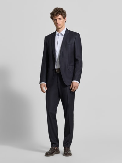 Männermodel trägt Slim Fit Businesshemd mit Kentkragen Modell 'P-HANK-K' von BOSS in Two-Tone-Optik, gestreift, Popeline, Ganzkörperansicht von vorne.
