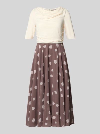 Produktfoto, Midikleid in Falten-Optik van Christian Berg Cocktail, dames midi-jurk van elastische materiaalmix, getailleerd, plooien look, geplooide details, halflange mouwen, ruglengte maat 36: 120 cm, borstwijdte maat 36: 30 cm, mouwlengte maat 36: 29 cm, lichte top, rok met bruine kleur en witte vlekken, gladde stof, vloeiende vorm.