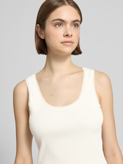 Frauenmodel trägt Tanktop in Ripp-Optik Modell 'Jolie' von OH APRIL aus Baumwoll-Elasthan-Mix mit Spitze, Slim-Fit, Nahaufnahme Oberkörper.