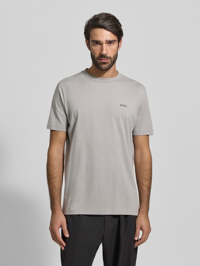 Męski model nosi Regular Fit T-Shirt aus Baumwoll-Mix od BOSS Green, kolor jednolity, krótki rękaw, nadruk z logo, widok z przodu, cała sylwetka.