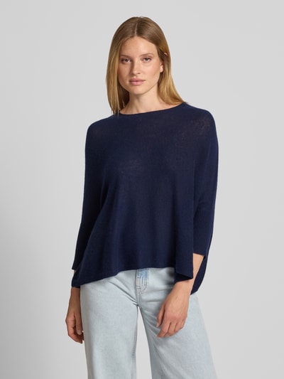 Modelka nosi sweter z dzianiny Strickpullover aus Kaschmir mit 3/4-Arm od JOOP!, kaszmir, krój relaxed fit, okrągły dekolt, rękaw o dł. 3/4, długość tyłu w rozmiarze 36: 59 cm, długość rękawów w rozmiarze 36: 16 cm, widok całej sylwetki z przodu