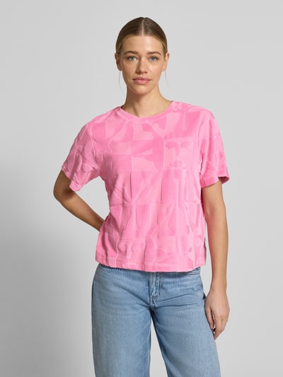 Frauenmodel trägt Damen T-Shirt im Allover-Look Modell 'NABI' von ICHI, pink gemustert, Baumwoll-Mix, Regular-Fit, Rundhalsausschnitt, Ganzkörperansicht von vorne