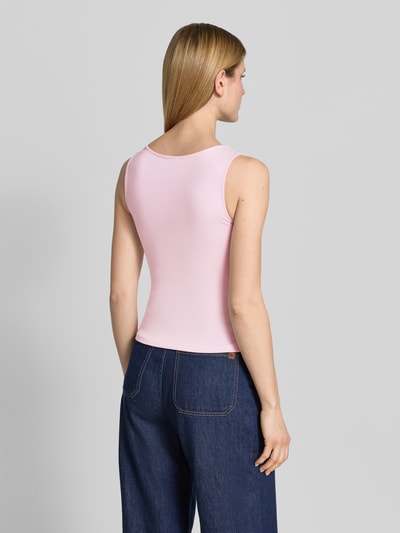 Frauenmodel trägt Top mit breiten Trägern und Rundhalsausschnitt von Jake*s Casual aus Baumwoll-Mix mit Stretch-Anteil, Ganzkörperansicht Rückansicht.