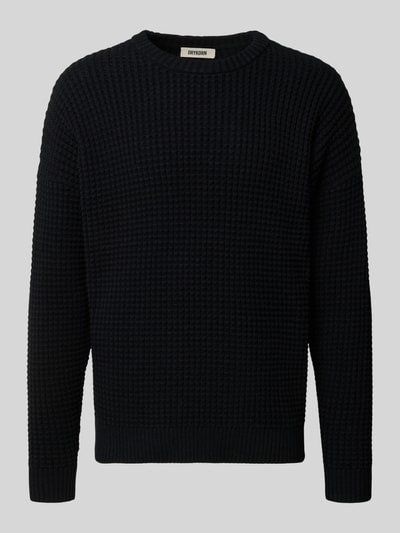 Produktfoto, schwarzer Herren Strickpullover mit Strukturmuster aus Baumwoll-Mix, Regular-Fit, Rundhalsausschnitt, Modell 'Neelio' von Drykorn, Rückenlänge 67 cm, Ärmellänge 54 cm.