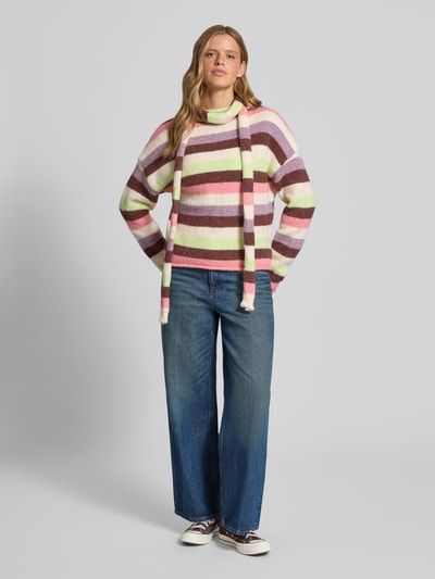 Vrouwenmodel draagt Relaxed Fit Strickpullover mit fixiertem Schal van DAISY STREET, gestreept in roze, groen, bruin, oversized met rolzoom, lange mouwen, strik, grof gebreid, volledige lichaamsaanzicht van voren.