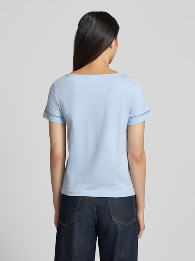 Frauenmodel trägt hellblaues Damen T-Shirt mit Lochstickerei und Rundhalsausschnitt von Jake*s Casual aus Reine Baumwolle, Regular-Fit, Rückenlänge 56 cm bei Größe S, Ganzkörperansicht Rückansicht.