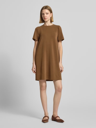 Frauenmodel trägt T-Shirt-Kleid aus Modal-Mix mit Rundhalsausschnitt von Rich & Royal, Gerader-Schnitt, Minikleid braun, Ganzkörperansicht von vorne. Rückenlänge bei Größe S: 83 cm, Brustweite: 40 cm, Ärmellänge: 24 cm, Stretch-Anteil.